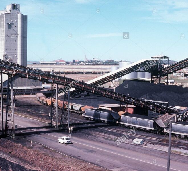 modern-coal-handling-and-storage-facility-port-of-gladstone-australia-B4H8NE